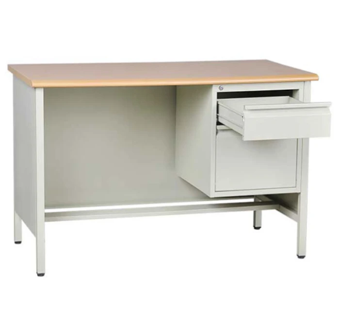 Bureau met metalen frame